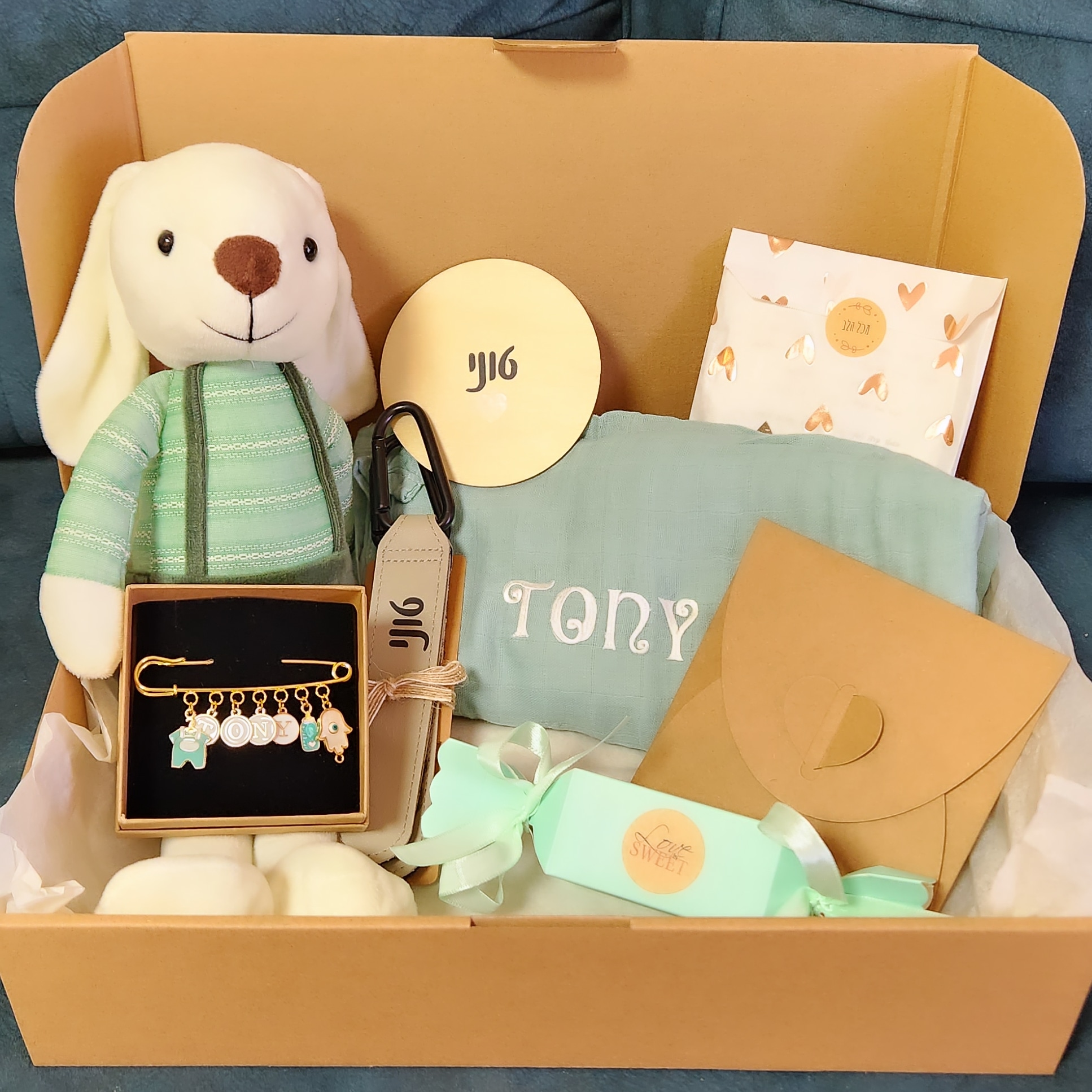 מארז לידה מהחלומות

מארז מפנק ומושלם להורים טריים!
מארז לידה מהחלומות כולל מגוון פריטים
שנבחרו בקפידה ומעוצבים באופן אישי
עם שם הבייבי שלכם.ן.

מחיר: ₪275
SKU: BUNDLE-DREAM – מארז מתנה מעוצב של ליבי-שופ